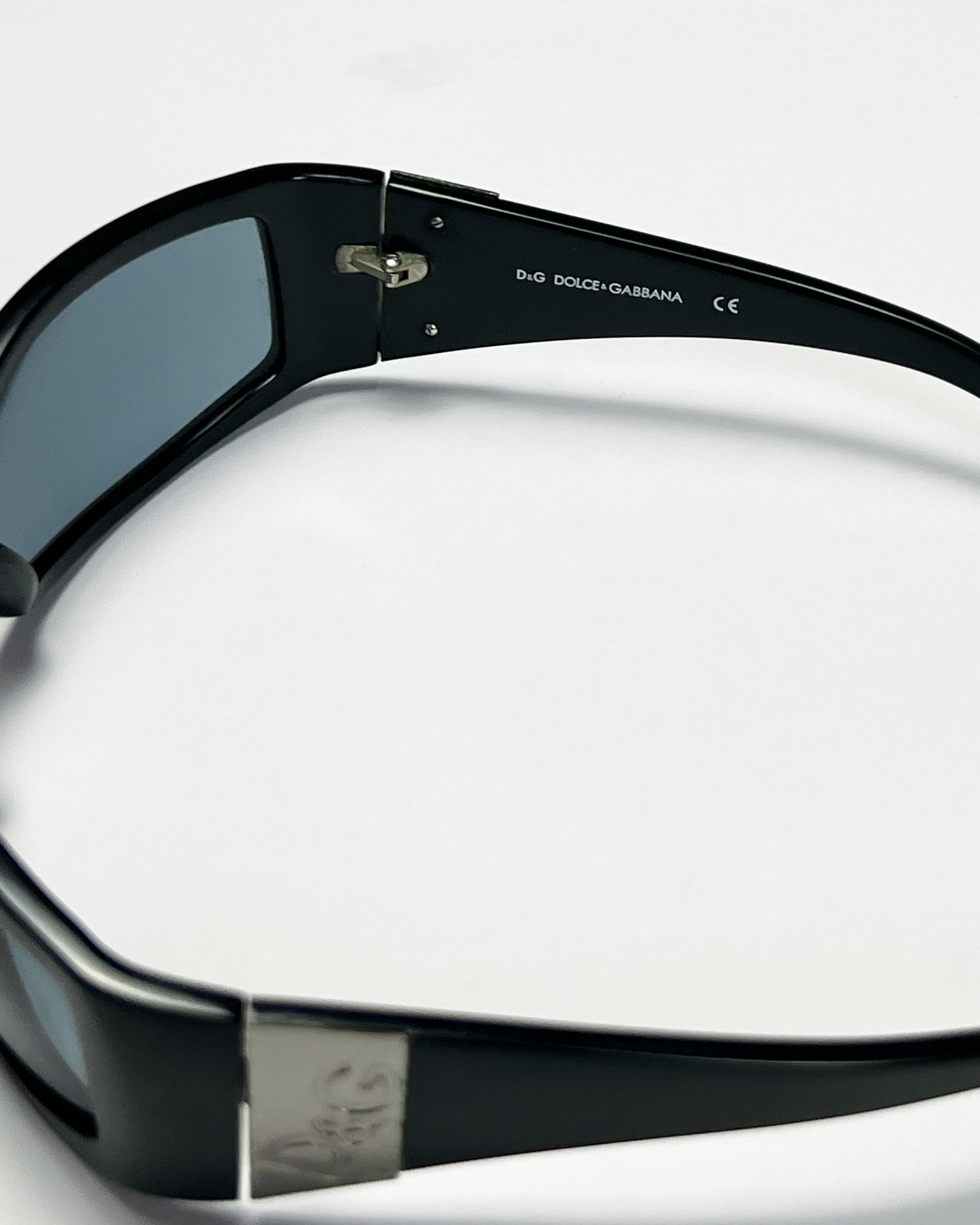 00's Dolce & Gabbana wrap-around sunglasses in Black